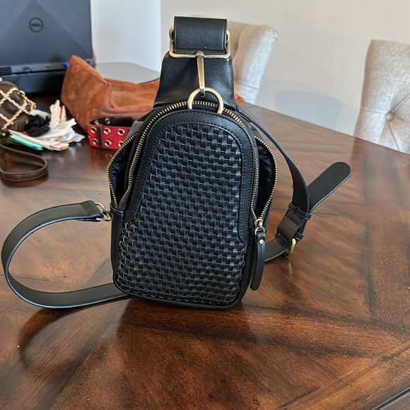 COPY - Anthropologie sling bag black - Picture 3 of 3